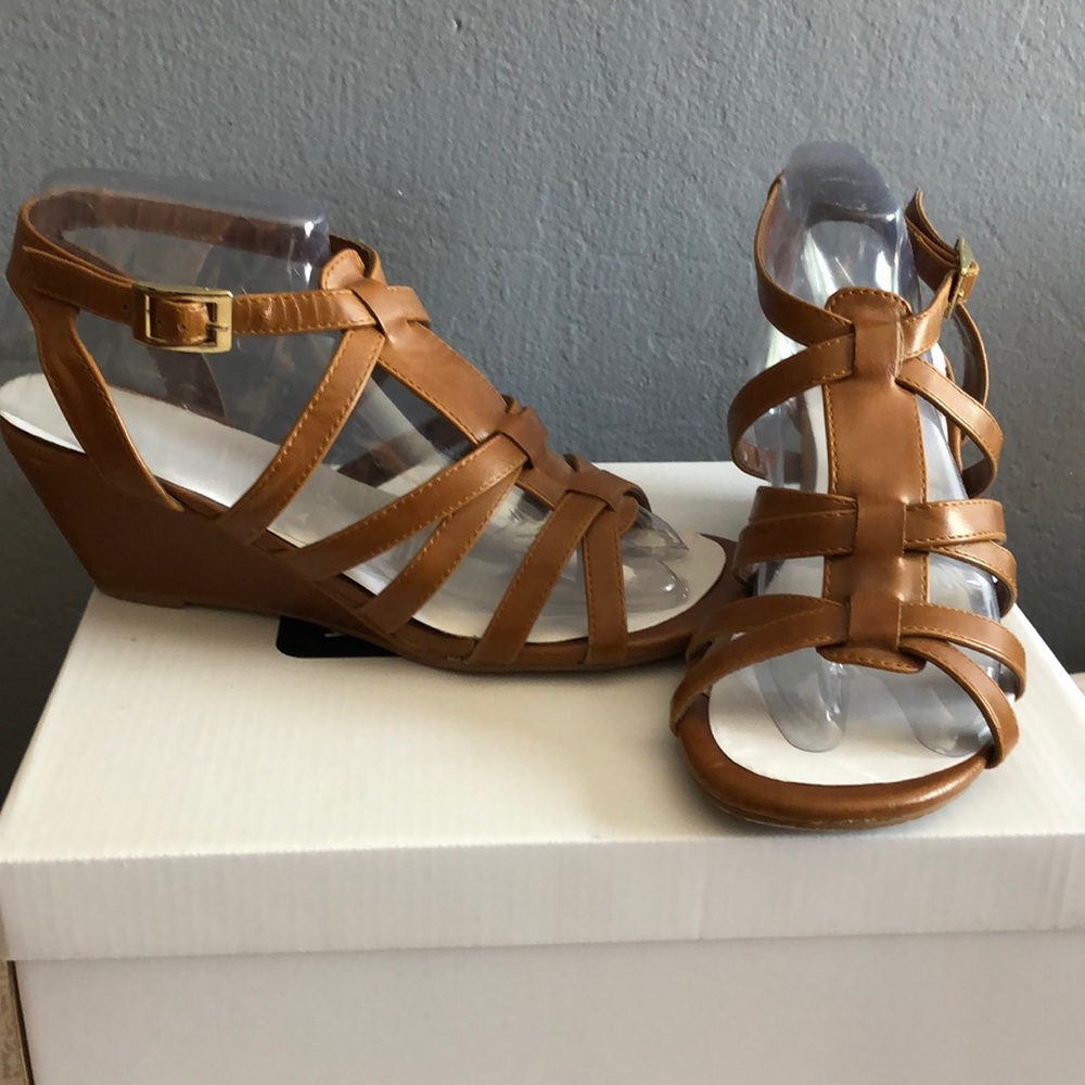 Shiekh Tan short wedge sandals women’s size 7.5